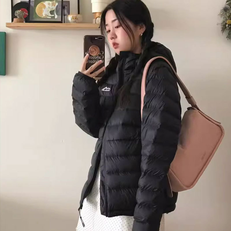 2025秋冬潮牌排骨羽绒服女短款户外休闲连帽保暖外套轻盈慵懒风