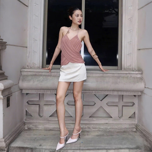 2026欧美春节舒适时尚气质不规则百搭挂脖修身纯色针织上衣女