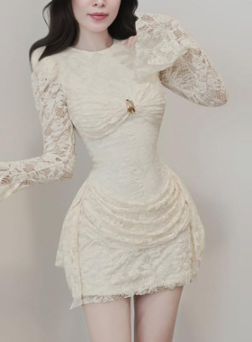 欧美风2025冬季新款女装法式优雅显瘦蕾丝褶喇叭袖圆领连衣裙