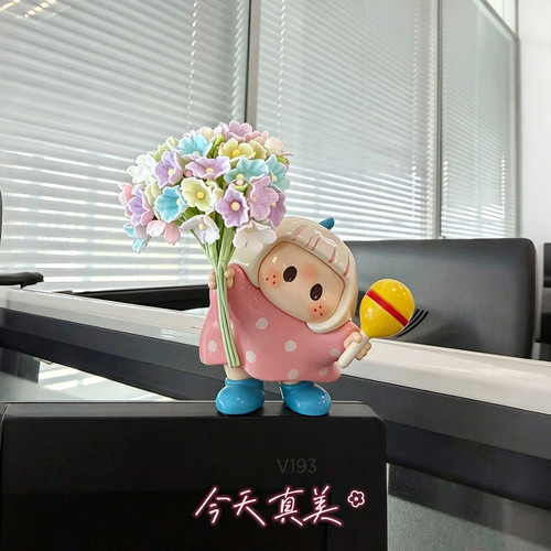 yoyo酱手持鲜花仿真花左右酱办公