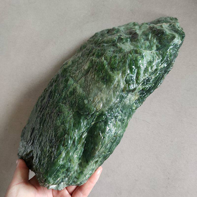 10.5斤重和田玉碧玉山料原石俄罗斯菠菜绿碧玉原料雕刻牌子珠子料