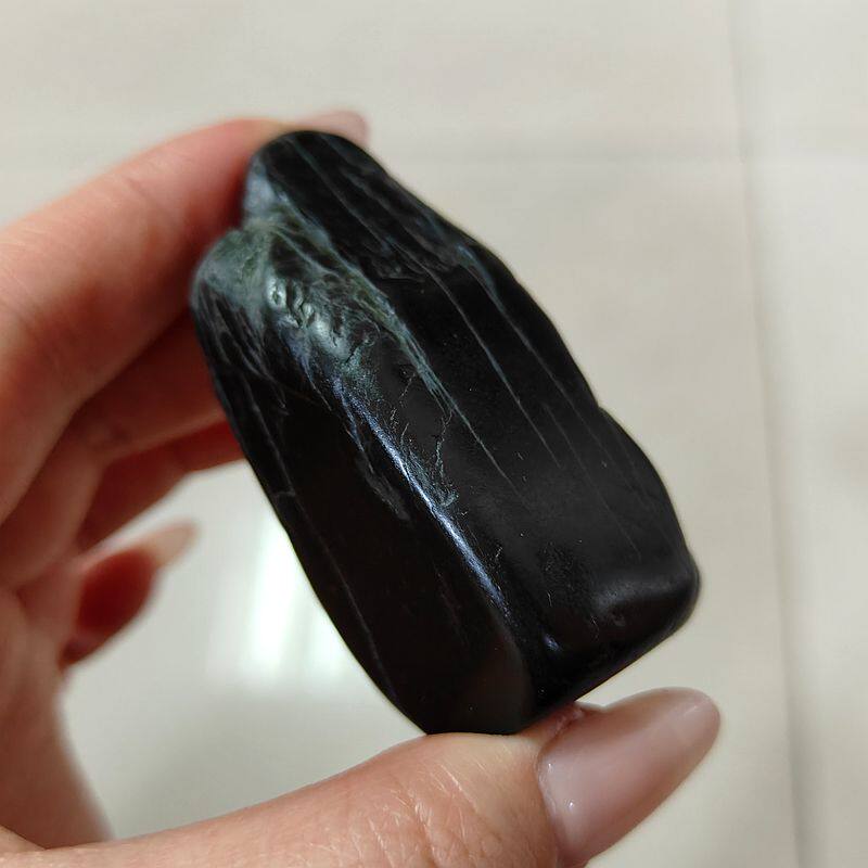 82克和田玉黑碧玉原石 新疆无墨点黑碧玉特色玉石小块样品手玩料