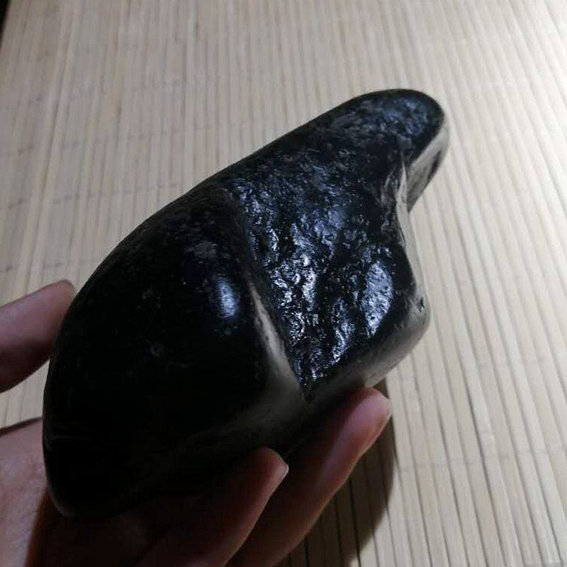 557克新疆和田黑碧玉籽料原石 纯黑碧玉籽玉原料摆件 雕刻