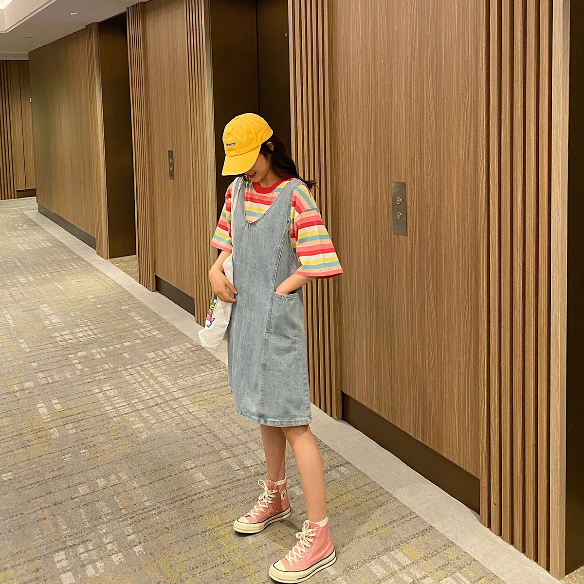 麦枳 锁住青春 V领直筒背带牛仔裙女夏2020新款学院风减龄连衣裙