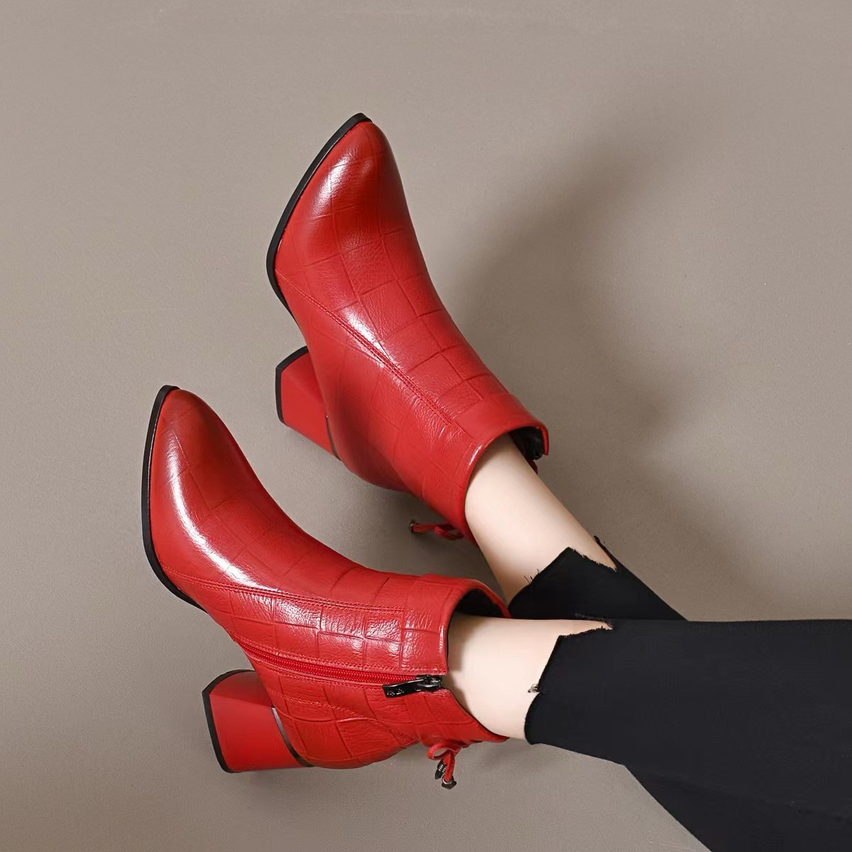 2024新款中跟短靴春秋单靴真皮压花粗跟尖头高跟鞋冬季加绒女皮靴