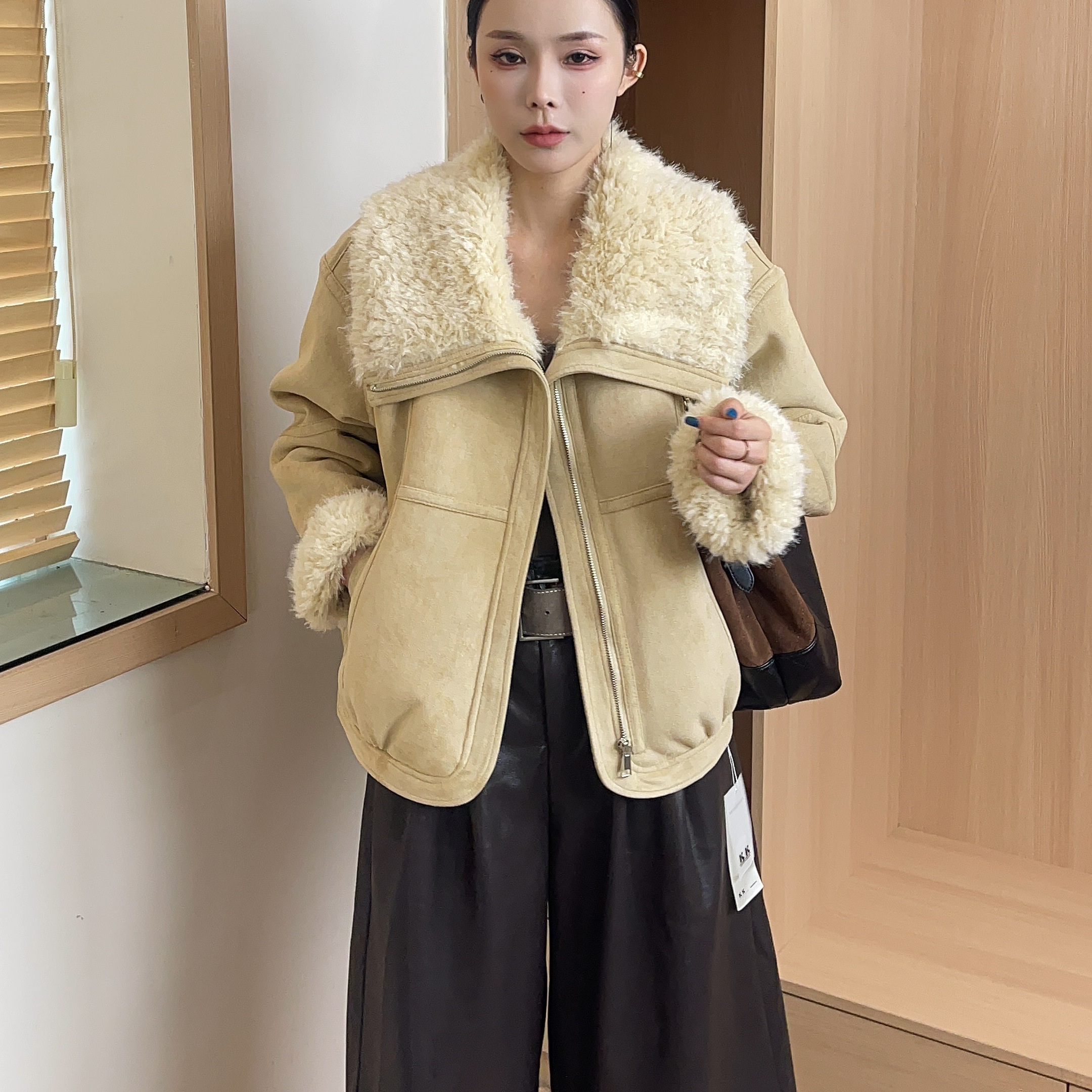 2025冬季翻领羊羔毛复古夹克衫女
