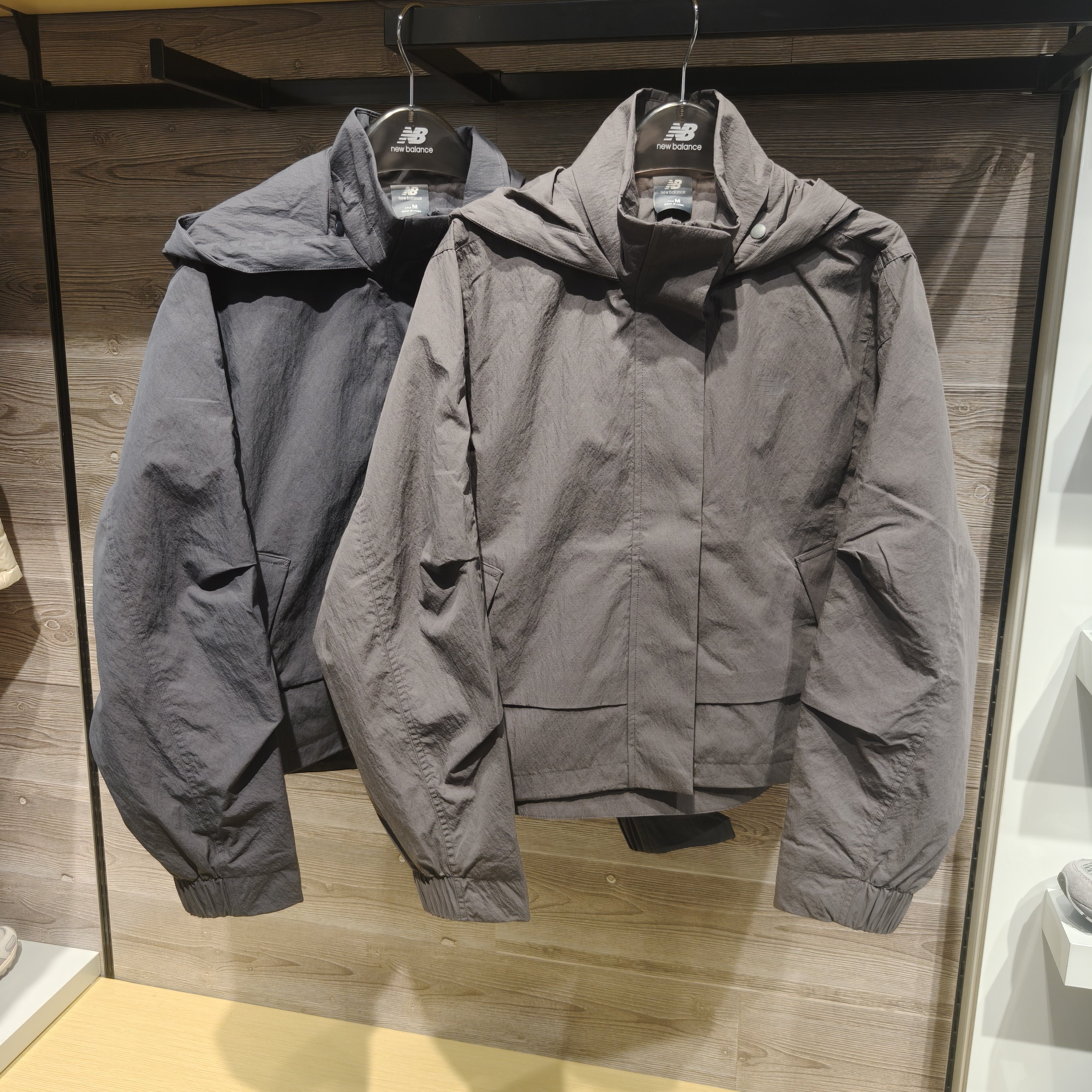 NewBalance女连帽防风保暖夹克