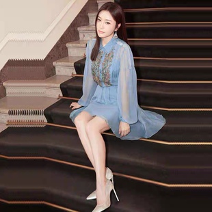 2021款秦岚明星同款雪纺刺绣钉珠拼接百褶连衣裙女气质修身长袖