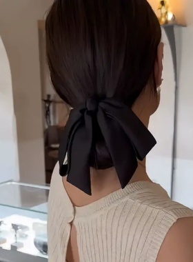 低丸子头黑色缎面蝴蝶结弹簧夹头饰2025新款后脑勺马尾发夹女法师