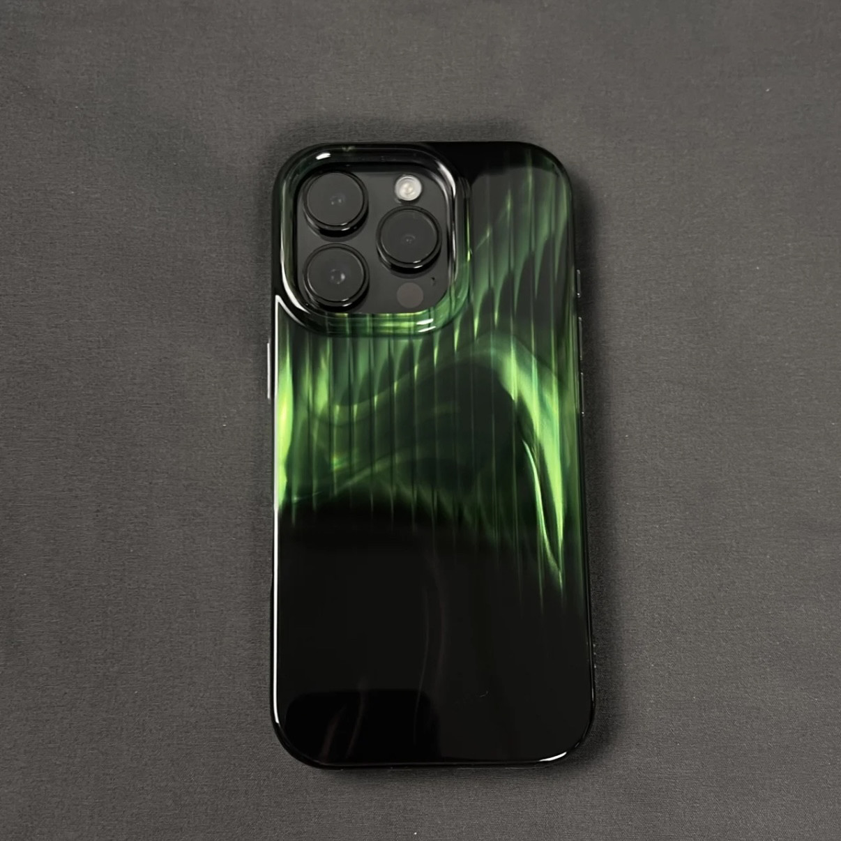 高级设计渐变黑绿条纹适用iPhone17手机壳16promax苹果15/14/13小众简约