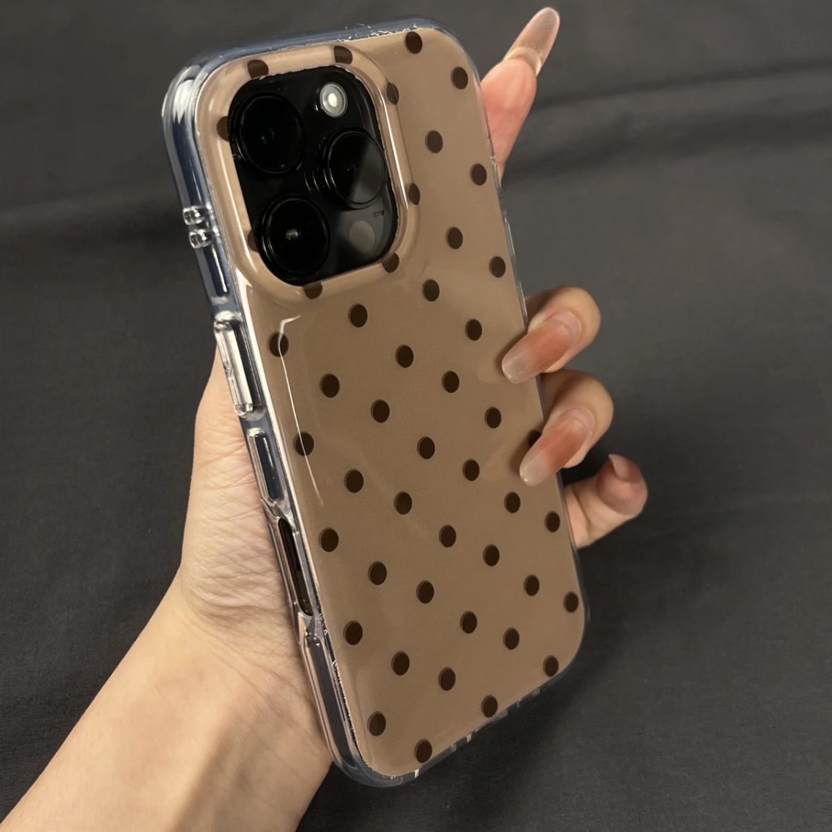 韩风深咖色满屏黑波点适用iPhone17手机壳16promax苹果15/14/13高级简约