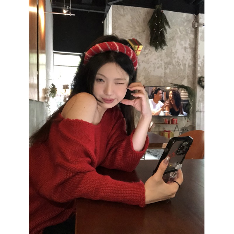 红色毛衣露肩设计宽松斜肩针织衫