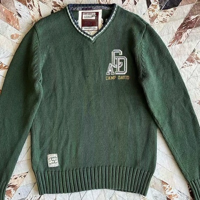 水洗精致刺绣纯棉V领针织衫