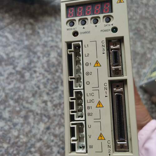 议价安川驱动器SGDM-A3BDAY278可维修翻新