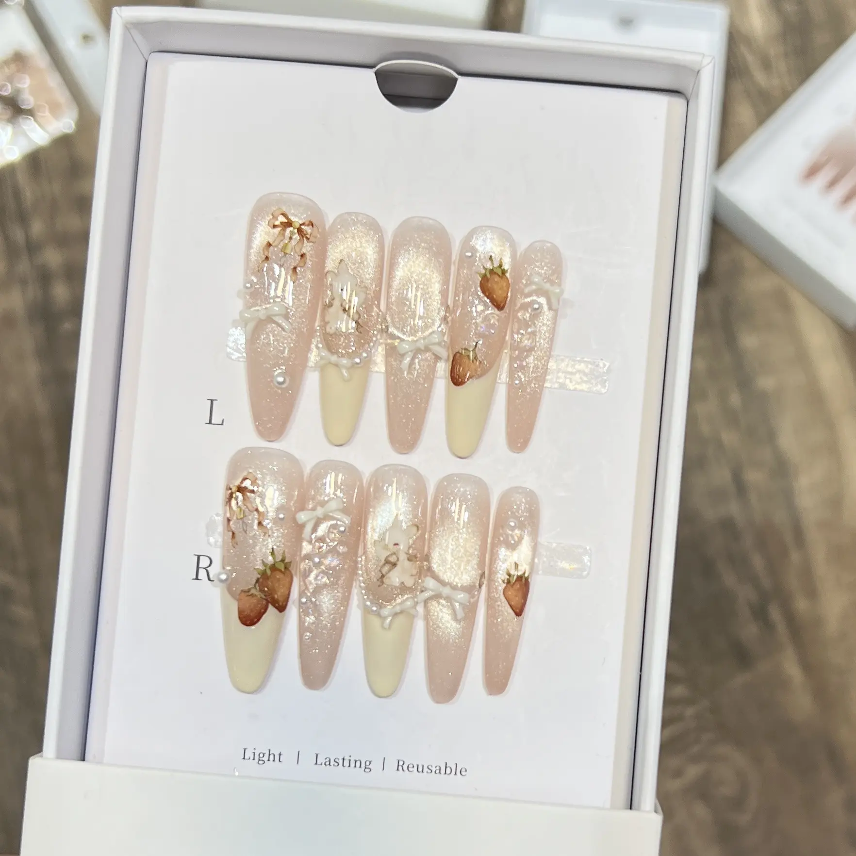 黛瑞森 法式甜酷丝带草莓兔美甲白色甲片可拆卸纯手工蝴蝶穿戴甲