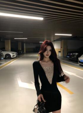 韩版轻奢风黑色亮片拼接连衣裙女秋冬季新款设计感小众御姐包臀裙