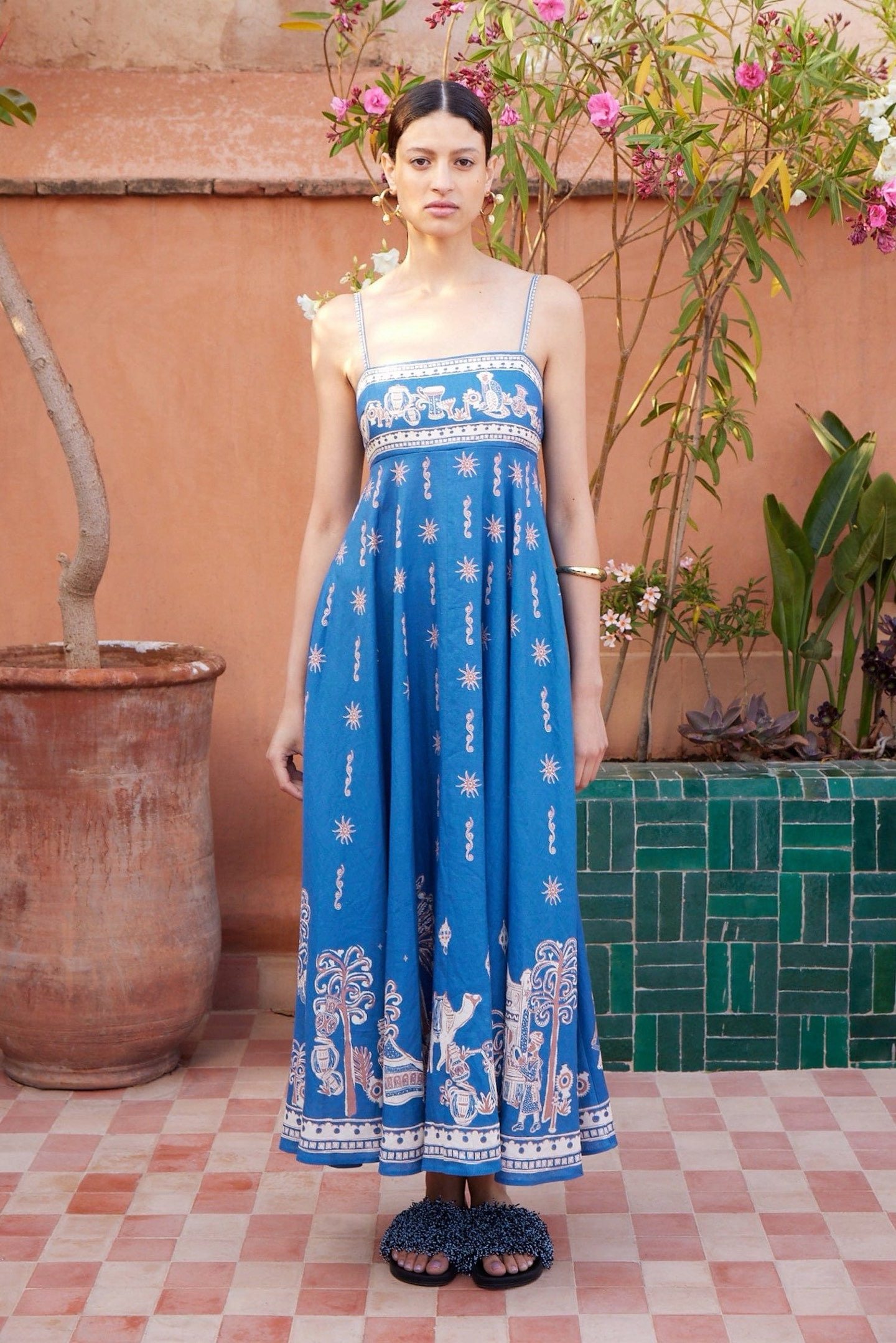 欧洲站亚麻蓝色印花吊带长款连衣裙2025新款度假休闲百搭长裙