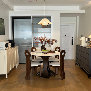 奥古斯特窈窕实木餐桌圆桌小户型意式轻奢中古风白色哑光岩板餐桌