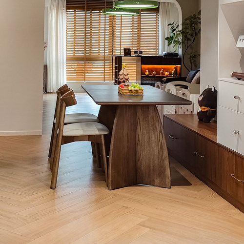 奥古斯特玛奇朵实木餐桌