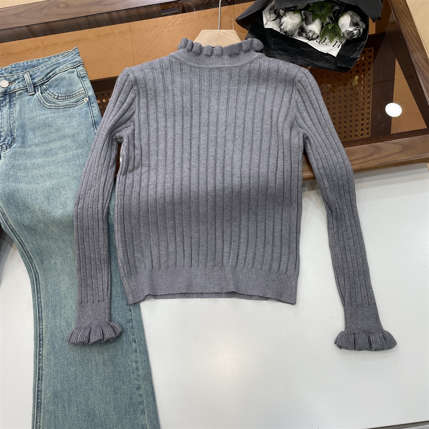 【霞】2025秋冬新款舒适木耳边上衣女时尚通勤风针织打底衫K#28