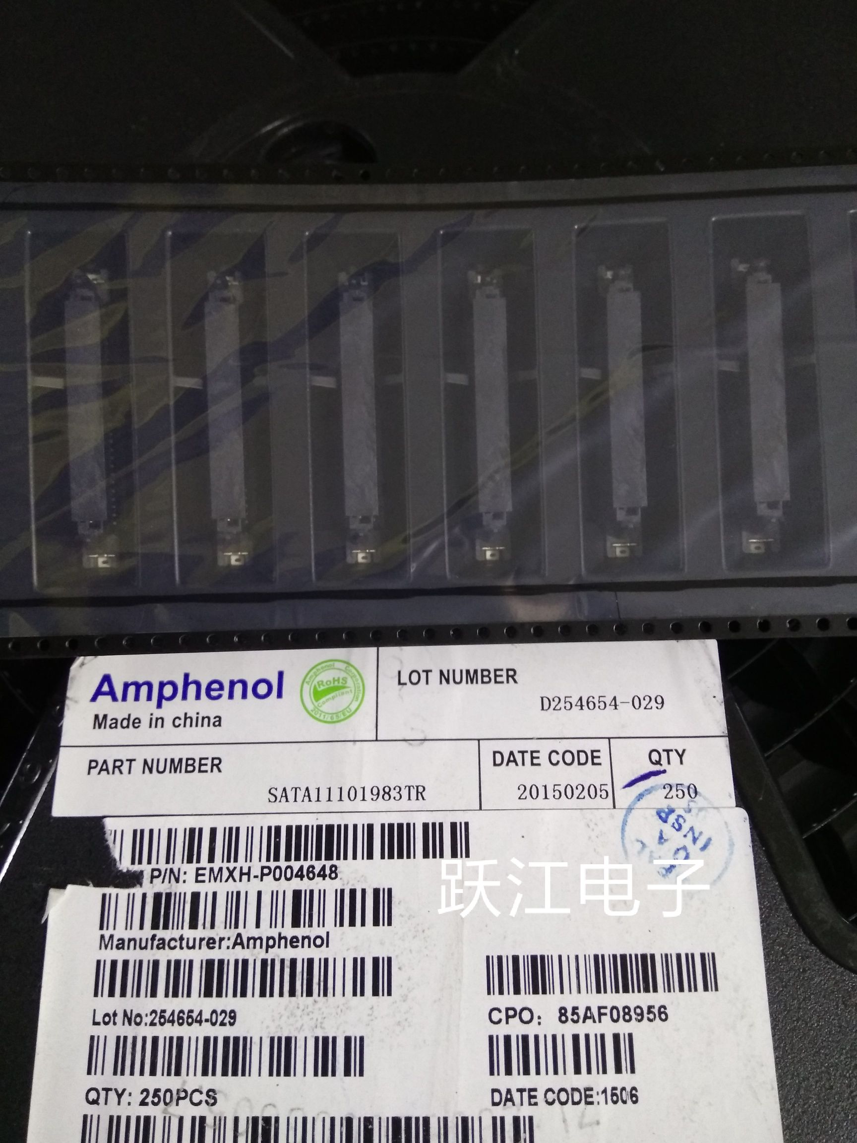 AMPHENOL连接器SATA11101983TR图片