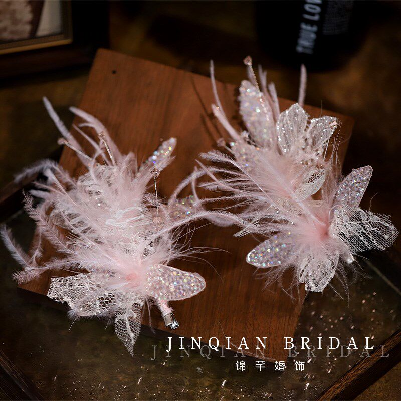 新款精致手工超仙粉色碎钻花瓣羽毛发夹新娘跟妆礼服晨袍头饰配饰
