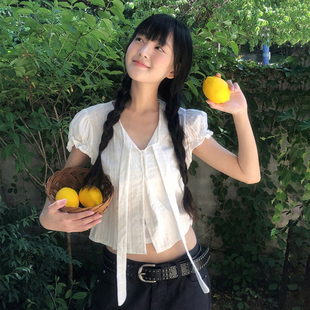SEEYOULATER 綁帶v領排扣短襯衫 甜美泡泡袖 純欲上衣 韓女穿搭修身