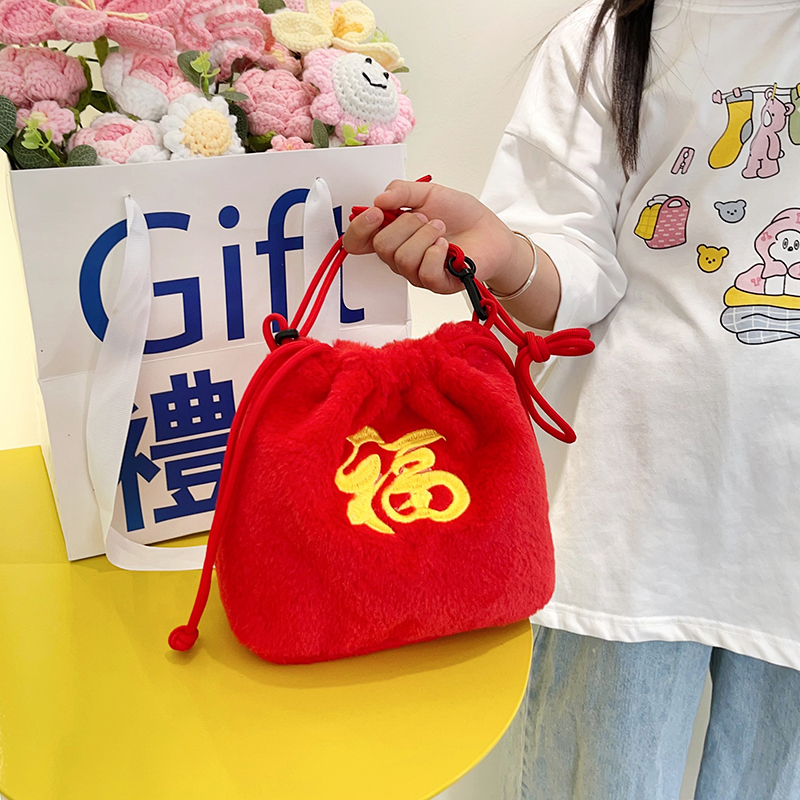 新款斜挎包女童可爱帅男孩时尚毛绒过年红色包单肩斜挎手提包