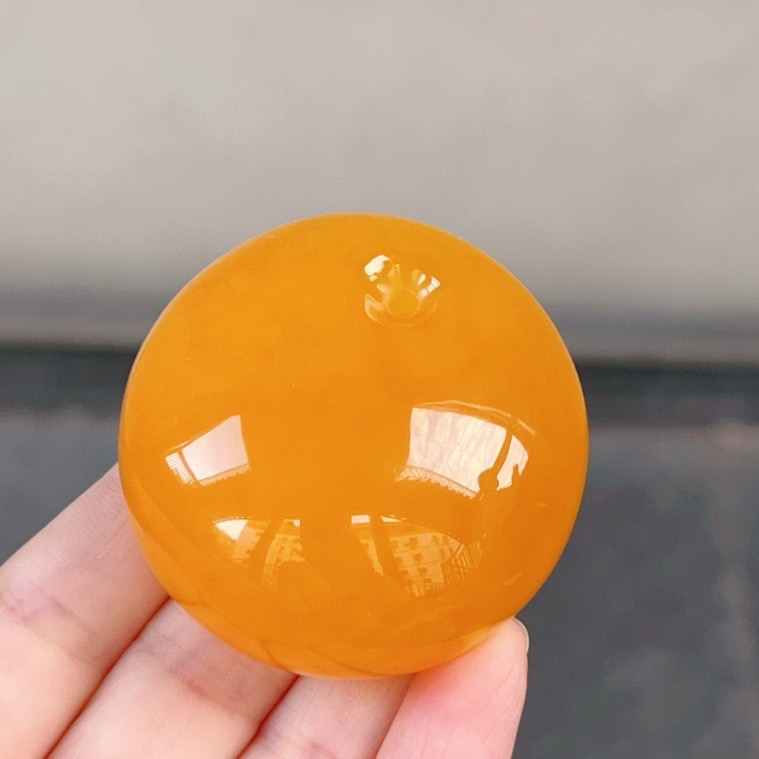 天然琥珀蜜蜡焦皮料鸡油红公主扣吊坠，36.8克，尺寸49.8-24.8mm