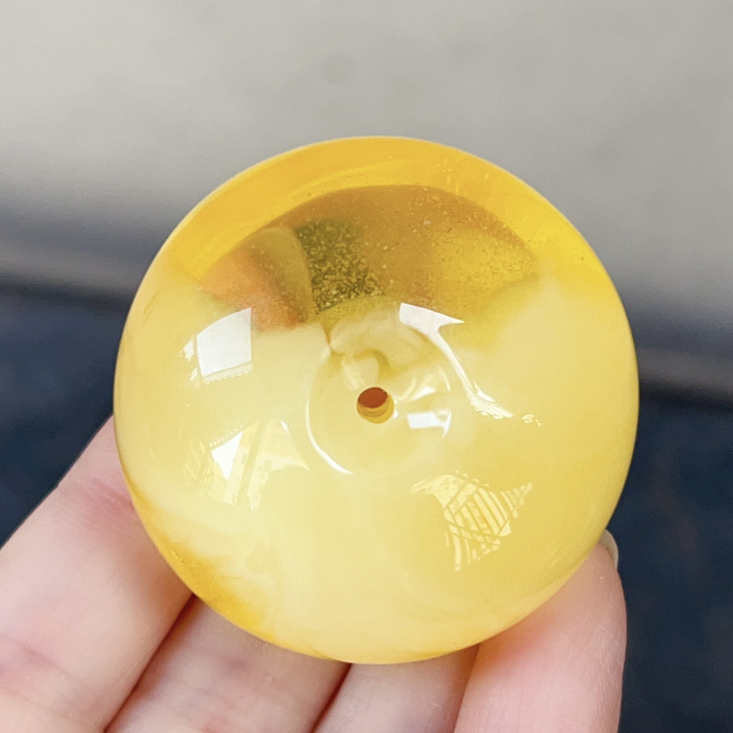 天然琥珀特色半蜜半珀金沙平安扣吊坠，28.3克，尺寸43.4-26.8mm