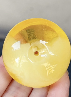 天然琥珀特色半蜜半珀金沙平安扣吊坠，28.3克，尺寸43.4-26.8mm