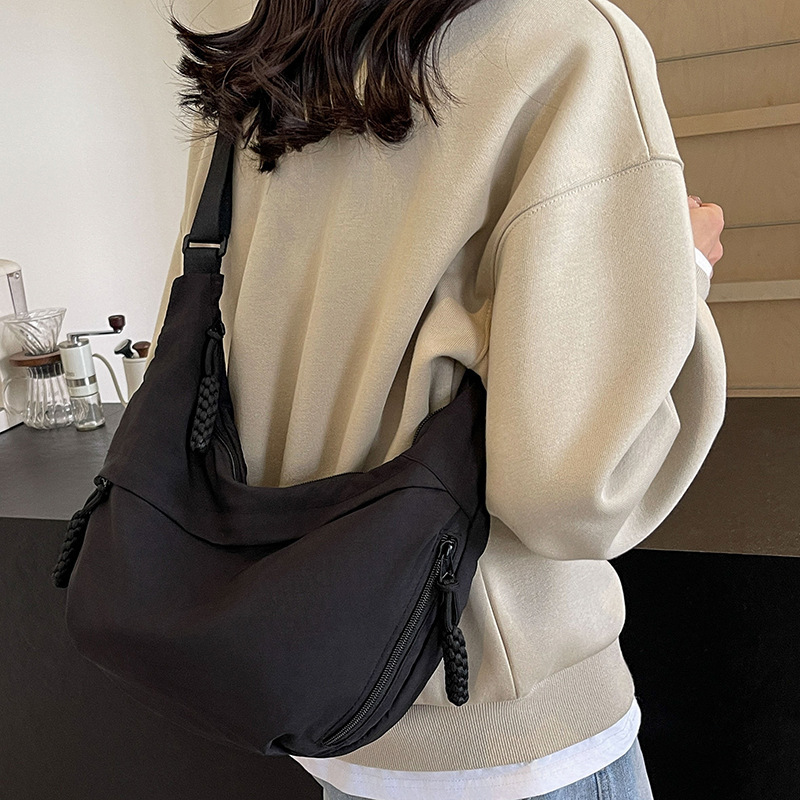 尼龙布包包女斜挎包2024新款夏季款大容量百搭小众设计单肩饺子包
