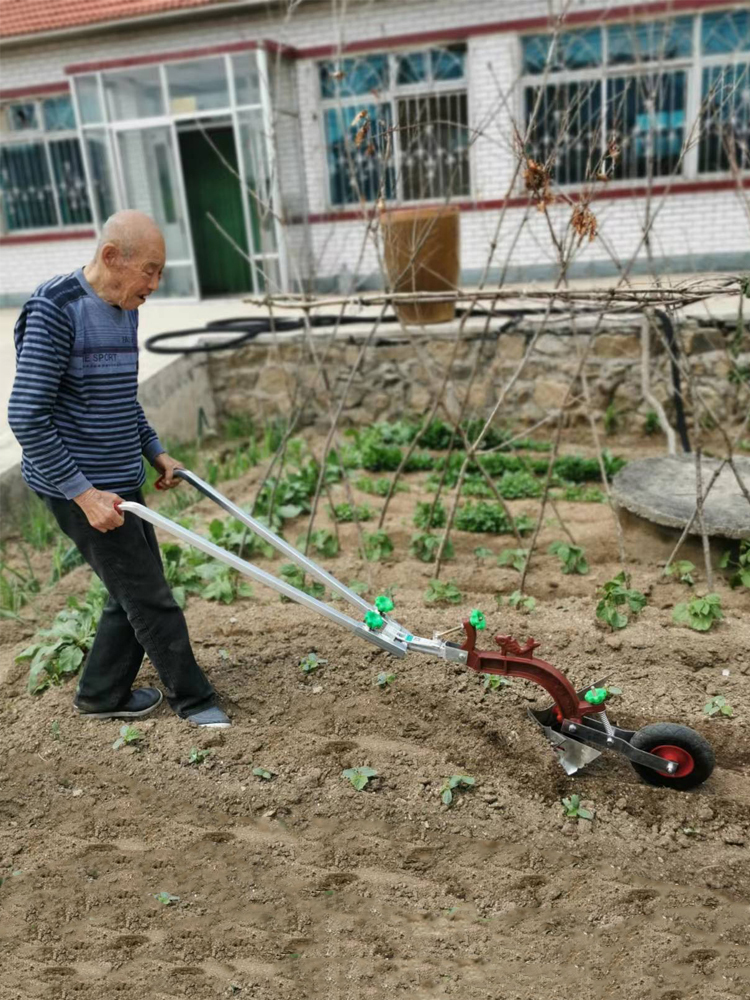 人拉犁手工锄地松土农用