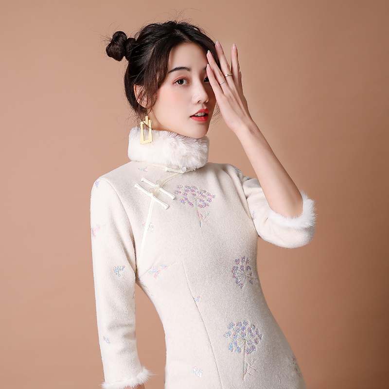 白色旗袍秋冬季保暖加绒加厚年轻款少女短款毛呢显瘦改良版连衣裙