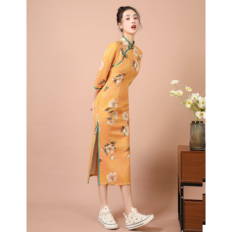 黄色少女旗袍2022年新款复古民国长袖改良年轻款春夏季鹿皮绒长款