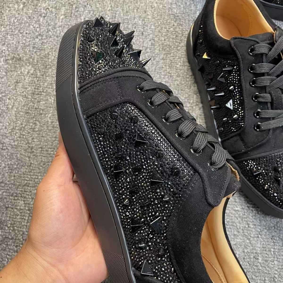 欧洲2026冬季男士潮流百搭男鞋休闲铆钉红底新款水钻头层牛皮内里