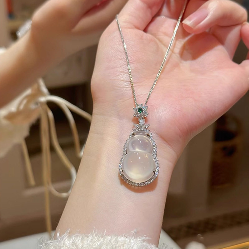 白冰玉髓玛瑙吊坠项链女轻奢高级感葫芦福禄毛衣链轻奢锁骨链饰品