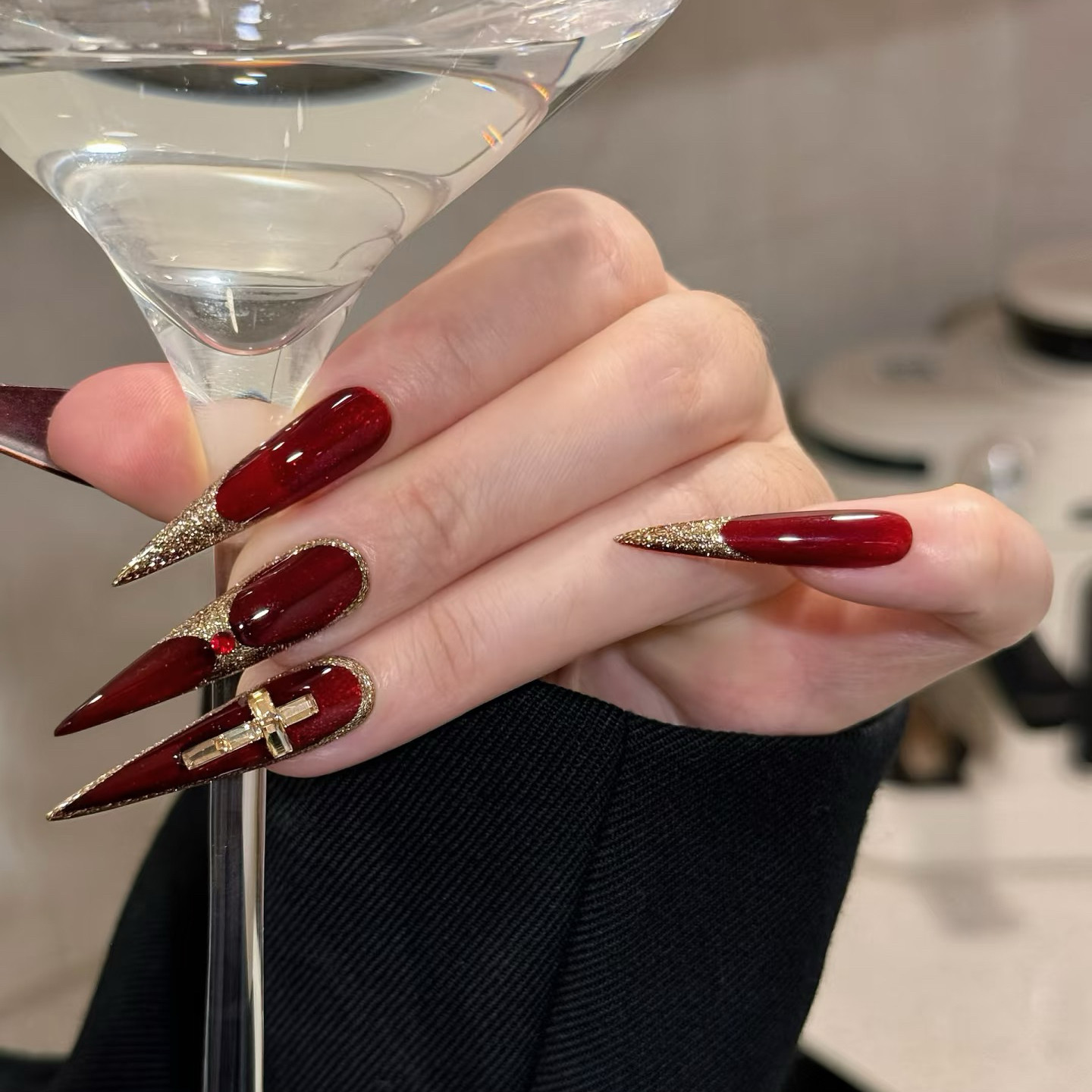 高级新年美甲穿戴甲纯手工暗夜鎏金红色猫眼复古港风新年显白美甲