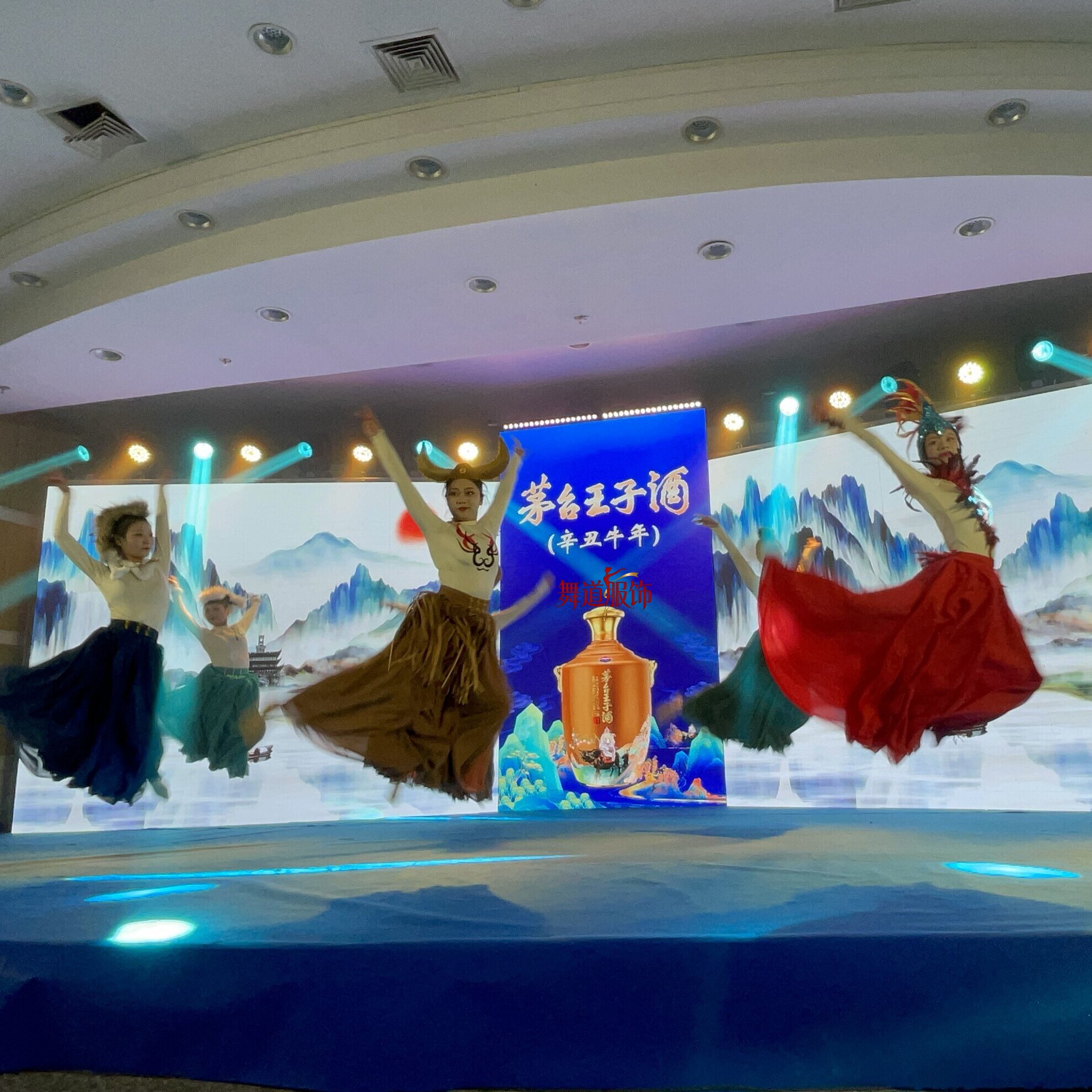 中国风现代舞群舞演出服定制