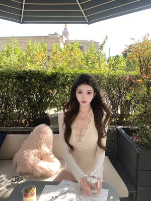 kubiliv【蕾丝物语】秋冬氛围感心机叠穿v领网纱蕾丝拼接T恤上衣