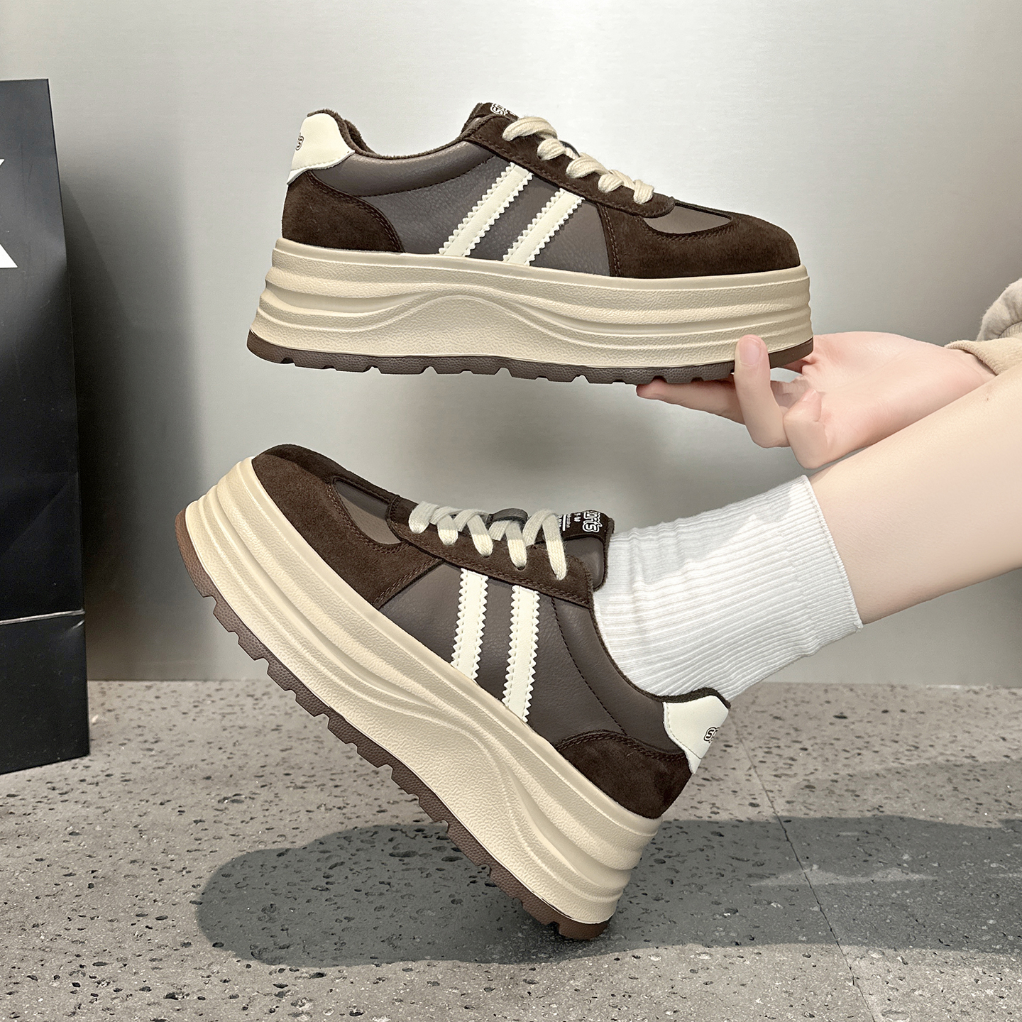 复古休闲板鞋女2025新款秋冬真皮