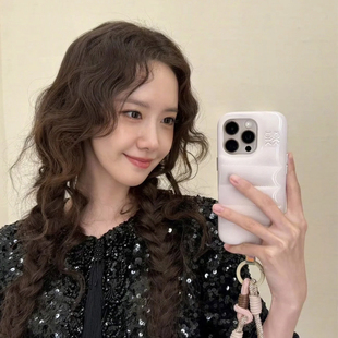 高级感iPhone15pro小众16大孔摄像头 麦燕奶色适用于苹果16promax全包手机壳防摔时尚 新款 IVE韩团林允儿同款
