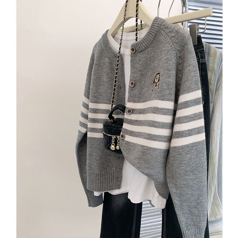 灰色刺绣条纹浣熊绒毛衣外套女秋季秋冬2024新款慵懒针织开衫上衣
