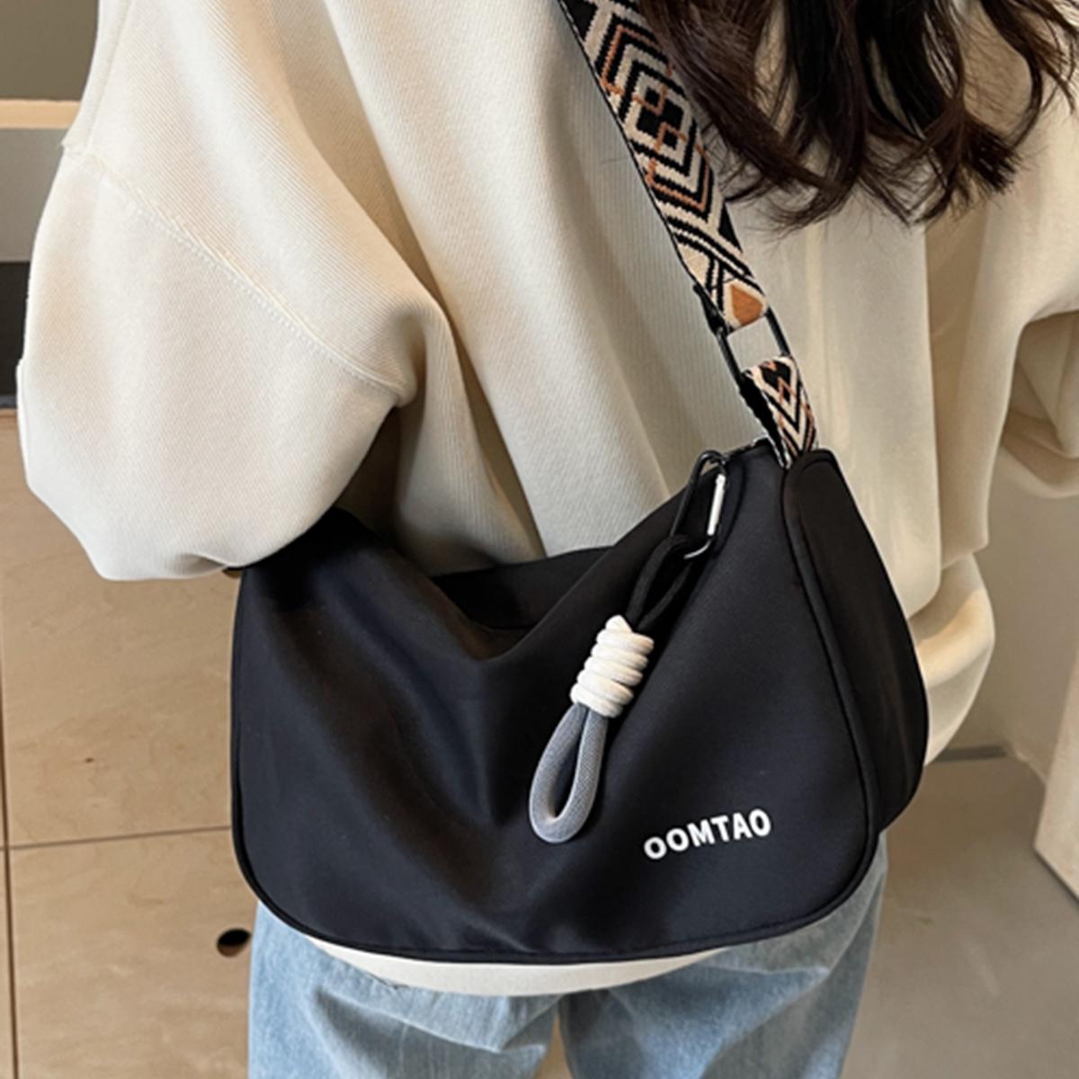 休闲百搭秋冬包包女2024新款时尚宽肩带斜挎包轻便简约单肩枕头包