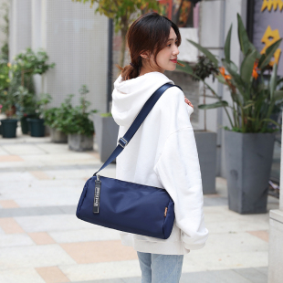 简约短途旅游包单肩圆筒运动健身包防水斜跨轻便尼龙包休闲收纳包