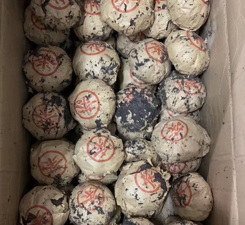 八十年代港仓红印普洱生沱虫屎沱茶叶罐