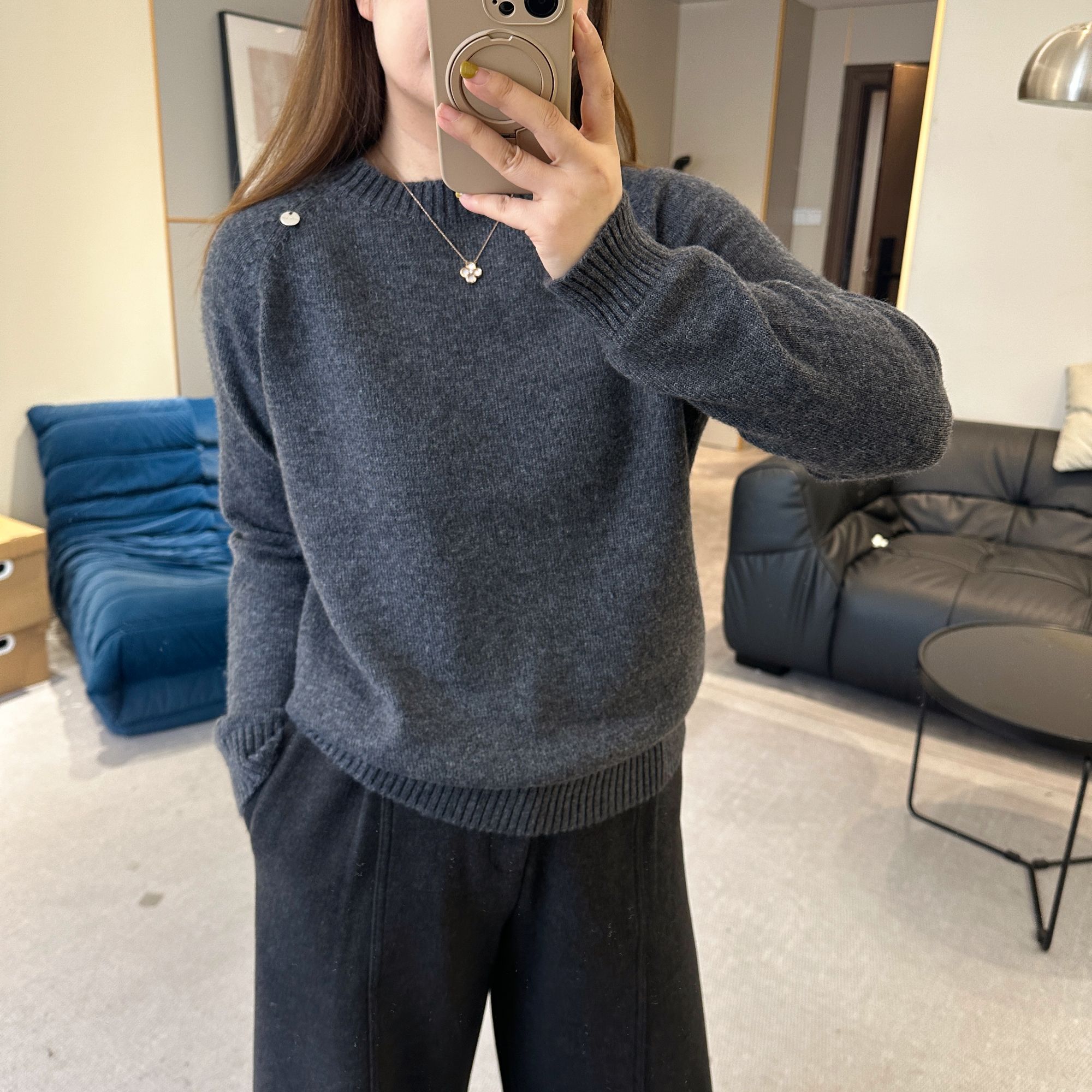 【欧加粒粒】贝壳扣圆领软糯亲肤弹力套头针织打底衫 M25101604