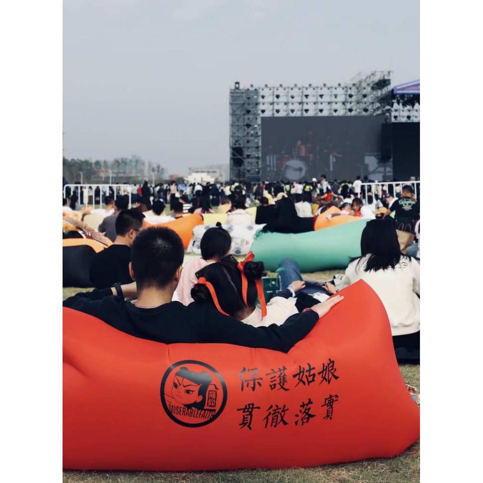 痛仰乐队充气沙发音乐节