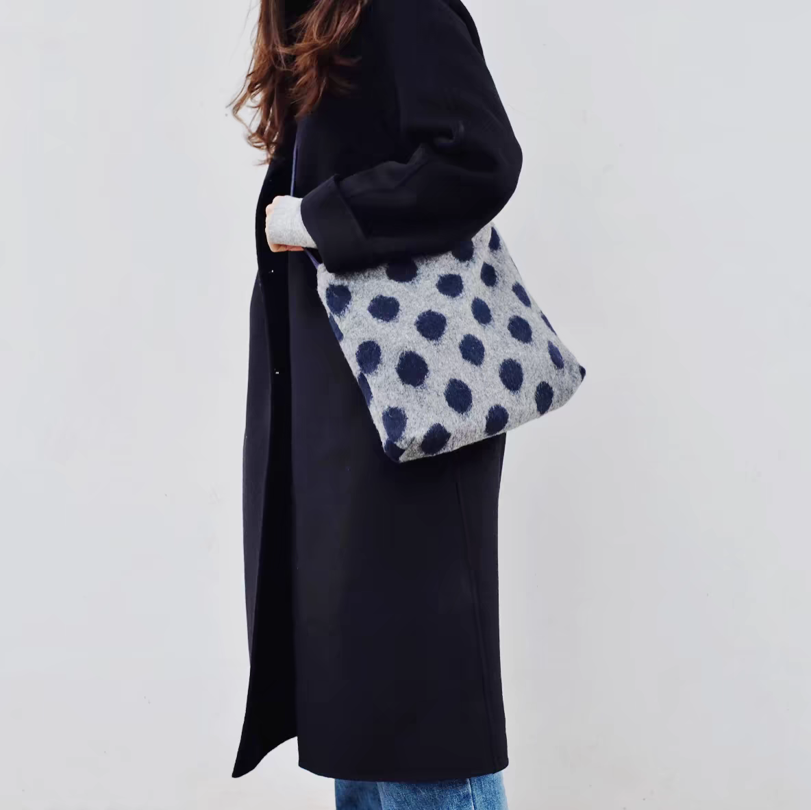 2024新秋冬斜挎包高级感重工厚实温暖毛呢蓝灰色波点控时尚布包,箱包皮具/热销女包/男包,水桶包,淘宝优惠券,粉丝福利购,淘宝优惠卷