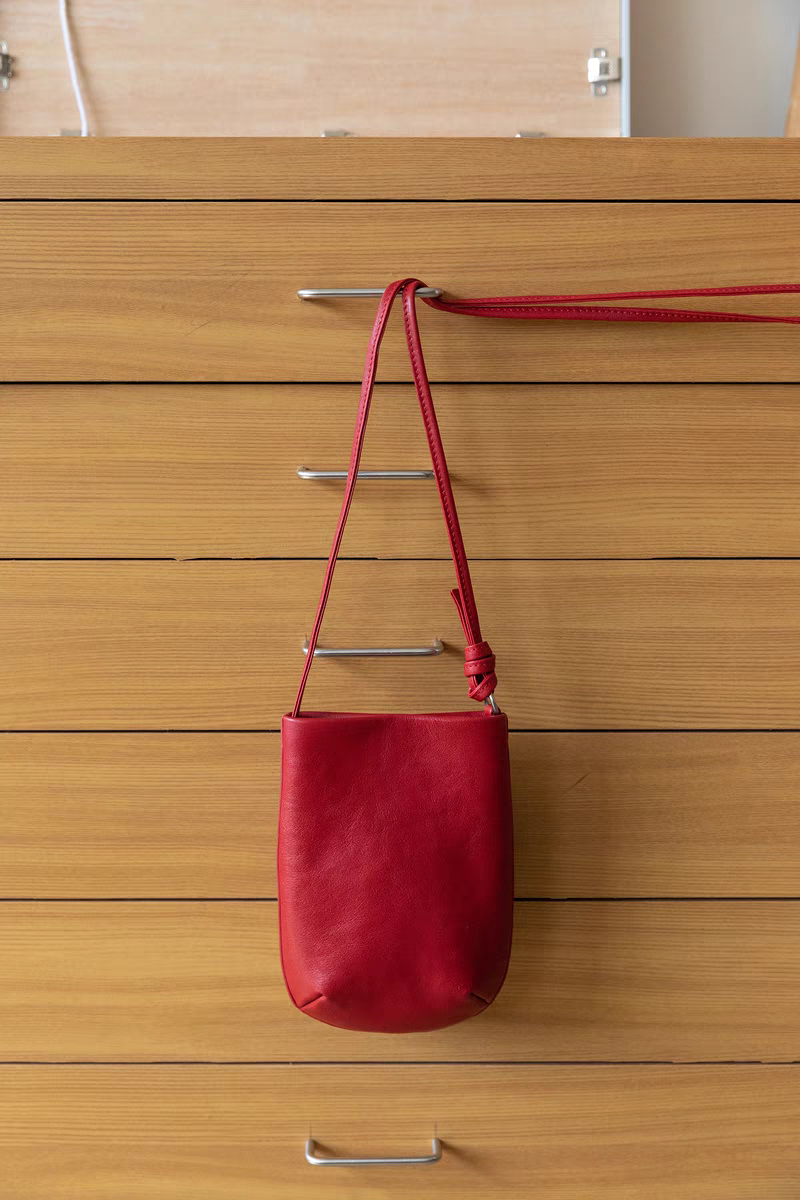 2025年新款复古高级感红色斜跨水桶包百搭通勤简约时尚单肩手机包,箱包皮具/热销女包/男包,水桶包,淘宝优惠券,粉丝福利购,淘宝优惠卷